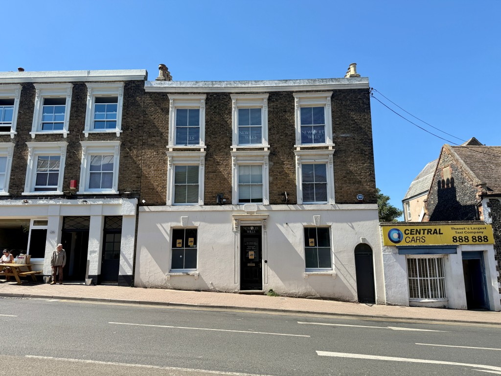 Lot: 74 - OFFICES WITH POTENTIAL FOR RESIDENTIAL CONVERSION - Period property